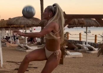 Alisha Lehmann leaves Christmas message on the beach and dazzles followers