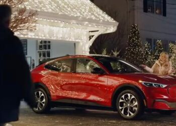Automakers surrender to the Christmas atmosphere in humorous commercials