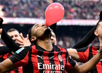 Milan returns to winning ways and leads Inter