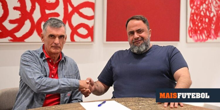 OFFICIAL: Olympiakos renews contract with coach