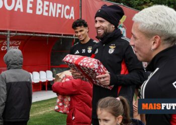 PHOTOS: Benfica players made these children’s Christmas happier