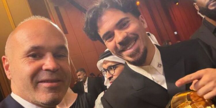 Radiant little girl next to Iniesta: «How lucky for me, maximum reference»