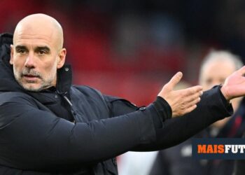 VIDEO: Guardiola gets upset again… with camera operator