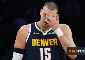 VIDEO: Jokic is stepped on by his teammate and leaves with a knee injury