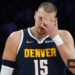 VIDEO: Jokic is stepped on by his teammate and leaves with a knee injury