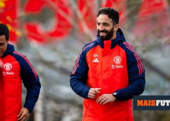 A gallery to the sound of Bonnie Tyler: Man United photographer says goodbye to Amorim