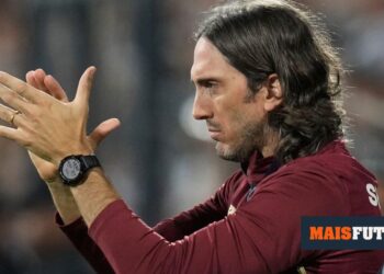 Fluminense coach subject to heart procedure