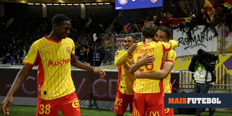 France: Lens closes first lap in the lead