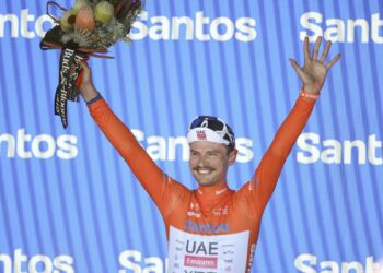 Jay Vine wins Tour Down Under despite falling from a kangaroo