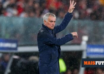 Mourinho: «Benfica is my country, my club. Doing this means something more»