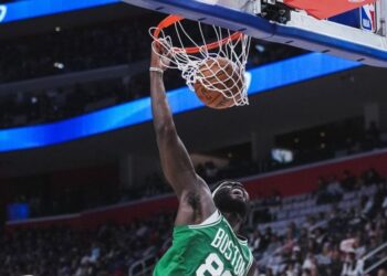 Neemias Queta helps Celtics beat former team