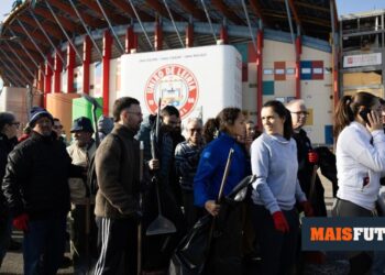 PHOTOS: fans come together with shovels and brooms to clean the stadium in Leiria