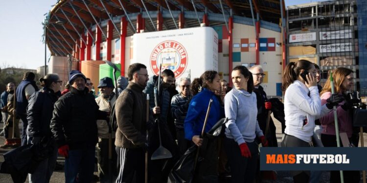 PHOTOS: fans come together with shovels and brooms to clean the stadium in Leiria
