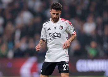 Rui Pedro Braz tries to divert Rafa Silva from Benfica