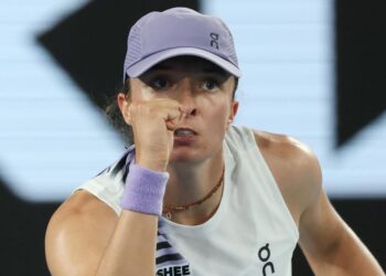 Swiatek concedes first set but advances to the round of 16 at the Australian Open