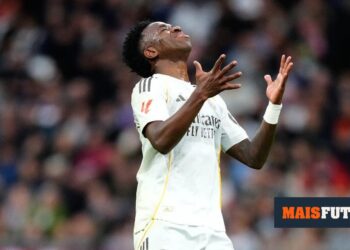 VIDEO: Booed by fans, Vini is comforted by Mbappé before the game