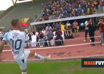 VIDEO: Ecuadorian international shoots at fan during presentation