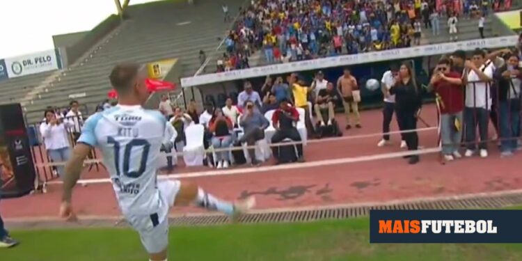 VIDEO: Ecuadorian international shoots at fan during presentation