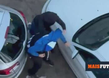 VIDEO: FC Porto fan attacked by members of the V. Guimarães supporters
