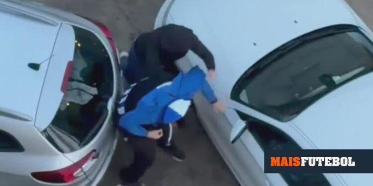 VIDEO: FC Porto fan attacked by members of the V. Guimarães supporters