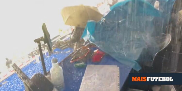 VIDEO: rain and hail flood the press area at Barcelona stadium