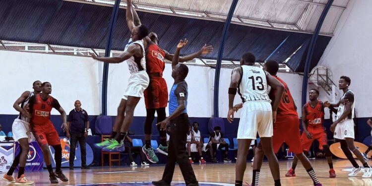 1.º de Agosto beats Interclube in the hundred-point classic…