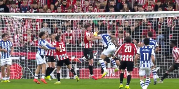 Controversy in the Basque classic! The incredible penalty that was not taken and that set the game on fire