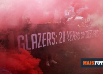 Fed up with the Glazers, Manchester United fans protest before the game with Fulham