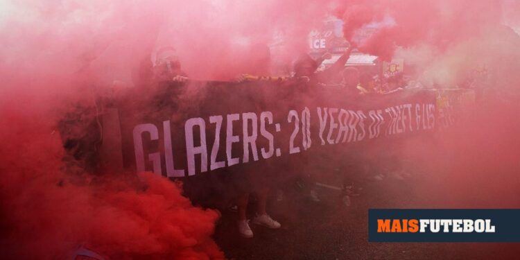 Fed up with the Glazers, Manchester United fans protest before the game with Fulham