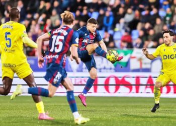 Huesca escapes relegation at the expense of a weak Cádiz
