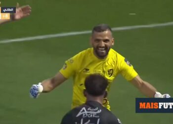 INCREDIBLE: Saudi goalkeeper ties game with «Trubin-style» goal