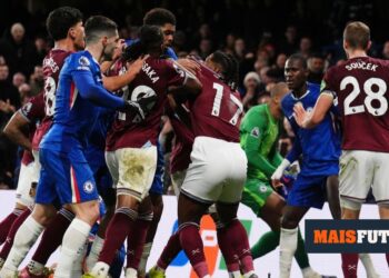 VIDEO: neck grabs and shoves at the end of Chelsea-West Ham