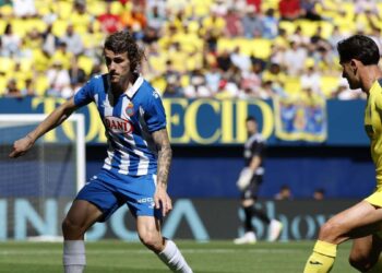 Villarreal is protected by Carlos Romero